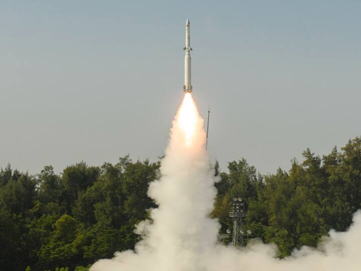 India conducted the first test of ballistic missile interceptor Defense Minister said  very few countries have it ann Ballistic Missile: डीआरडीओ के मिसाइल रक्षा परीक्षण पर राजनाथ सिंह बोले- बहुत कम देशों के पास है ऐसा