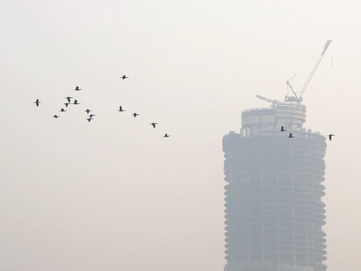 Delhi air has deteriorated know what is the current AQI Delhi air pollution Delhi Pollution News: पंजाब और हरियाणा में जलती पराली की धुएं से दिल्ली की हवा में घुला जहर, बेहद खतरनाक स्तर पर वायु प्रदूषण, AQI 374 दर्ज