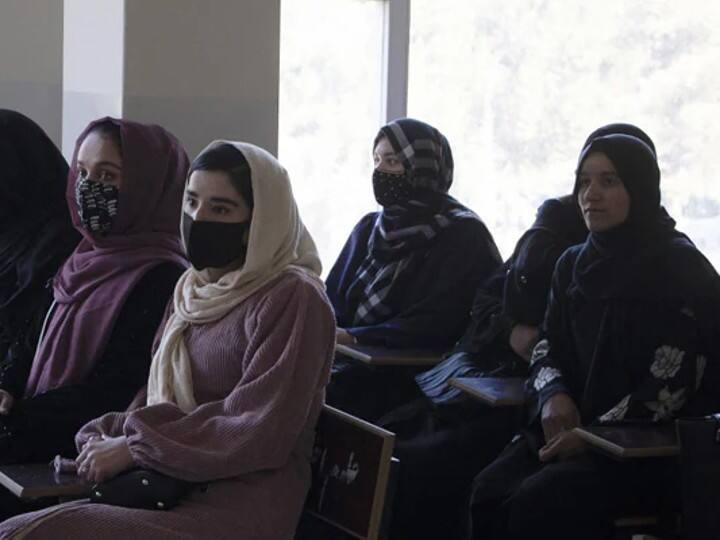 Taliban officer beaten women in afghanistan to protest for education right in afghanistan अफगानिस्तान में तालिबानी अधिकारी का महिलाओं पर जुल्म, सामने आया महिला छात्रों को पीटने का वीडियो