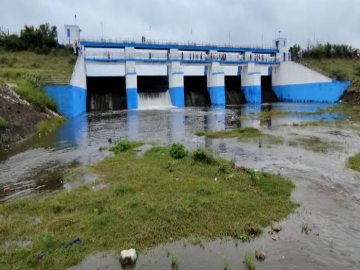 Chembarambakkam Lake : கொட்டிய கனமழை.. செம்பரம்பாக்கம் ஏரியில் இருந்து 500 கனஅடி தண்ணீர் திறப்பு..