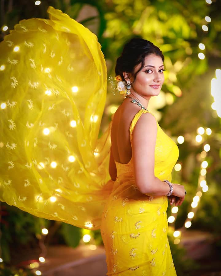 టెన్త్ లోనూ మొదటి సినిమా విడుదల కావడం ఆ తర్వాత మరో రెండు మూవీస్ చేయడంతో కాలేజీకి వెళ్లే అవకాశం రాలేదట. ప్లస్ టూ తర్వాత కరస్పాండెంట్ లో డిగ్రీ పూర్తిచేసింది. అయితే సినిమాల కన్నా ఇంట్లో తల్లిదండ్రులు సీరియల్స్ ని ఆస్వాదించడం చూసి సీరియల్స్ లో నటించాలనే ఆలోచన వచ్చి బుల్లితెరపై ఎంట్రీ ఇచ్చింది మోదక్.