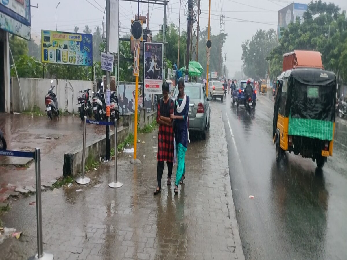 பள்ளிகளுக்கு மட்டும் விடுமுறை...மழையில் நனைந்தபடி சென்ற கல்லூரி மாணவர்கள்...!