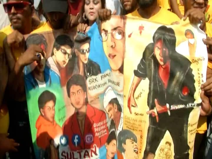 Shah Rukh Khan Birthday : बर्थडे बॉय शाहरुख खानची क्रेझ एवढी आहे की, खासकरून शाहरुखची एक झलक पाहण्यासाठी बंगळुरूमधील 150 जणांचा ग्रुप मुंबईतील 'मन्नत'मधून बाहेर पडला आहे.