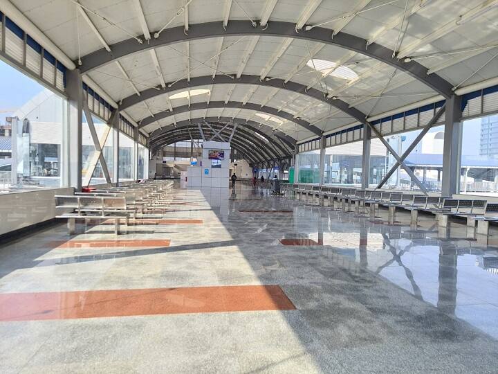 देश के सबसे साफ सुथरे रेलवे स्टेशनों की लिस्ट में मध्य प्रदेश के रानी कमलापति रेलवे स्टेशन का नाम भी शामिल है. रेलवे द्वारा शेयर की गई तस्वीर में आप देख सकते हैं रेलवे स्टेशन में साफ-सफाई पर विशेष जोर दिया जा रहा है.