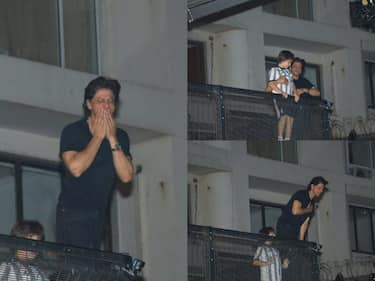 Shah Rukh Khan 57 Birthday Fans Gathered Outside Mannat SRK Greet His Fans  At Midnight | Shah Rukh Khan Birthday: शाहरुख के बर्थडे पर मन्नत के बाहर  लगी फैंस की भीड़, SRK