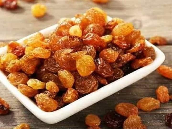 मनुक्यामध्ये लोह आढळते. शरीरात लोहाची कमतरता असल्यास ती व्यक्ती अॅनिमियासारख्या गंभीर आजाराने ग्रस्त होऊ शकते.