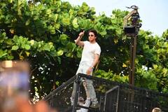 'મન્નત'ની બહાર હાથ ફેલાવી.... માથું ઝૂકાવીને Shah Rukh Khanને આ રીતે ફેન્સનો આભાર માન્યો, જુઓ Photos