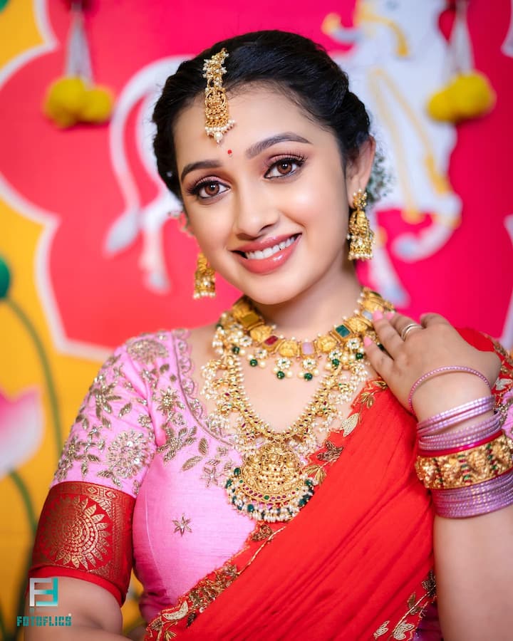 కన్నడలో మొదట రెండు సీరియల్స్లో చిన్న పాత్రలు చేసిన ఐశ్వర్య ఆ తర్వాత మెయిన్ లీడ్ చేసింది. ఓ వైపు నటన కొనసాగిస్తూనే డిగ్రీ పూర్తిచేసింది. రెండు సినిమాల్లో కూడా చిన్న పాత్రలు చేసింది. కానీ సీరియల్స్ లో వరుస అవకాశాలు రావడంతో సినిమా ఛాన్సులు పక్కన పెట్టేసింది.
