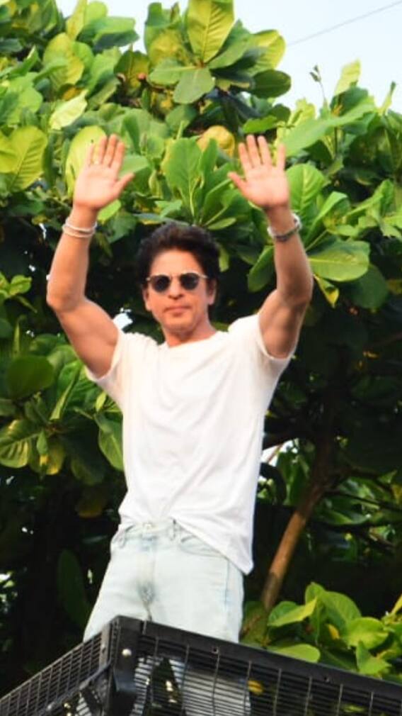 জন্মদিনে বাদশাহি মেজাজে কিং খান