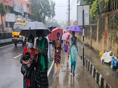 பள்ளிகளுக்கு மட்டும் விடுமுறை...மழையில் நனைந்தபடி சென்ற கல்லூரி மாணவர்கள்...!