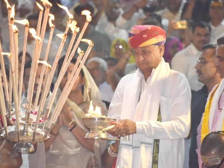 Pushkar Mela 2022 CM Ashok Gehlot inaugurated International Pushkar Fair 1 lakh 25 Thousand Diyas Lit ANN Pushkar Fair 2022: सीएम अशोक गहलोत ने की पुष्कर मेले की शुरुआत, 52 घाटों पर जगमगाए सवा लाख दीप