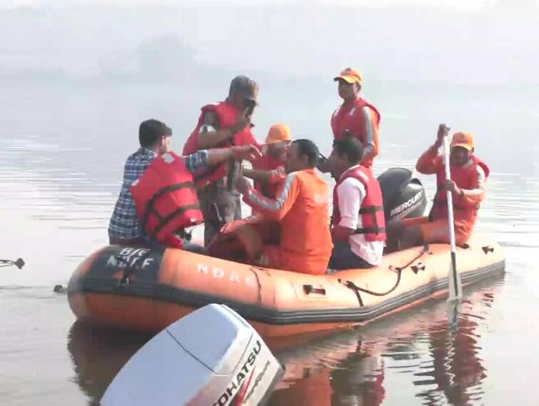 Morbi Bridge Collapse | Search operation continues at the site in  Machchhu River in Morbi where a bridge collapsed leaving 135 dead and injuring several Morbi Bridge Collapse: મચ્છુ નદીમાં હજુ પણ રેસ્ક્યુ ઓપરેશન ચાલું, પંજાબનો એક વ્યક્તિ લાપતા