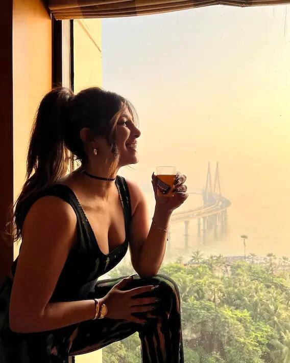 ਬਲੈਕ ਜੰਪ ਸ਼ੂਟ ਵਿੱਚ ਪ੍ਰਿਯੰਕਾ ਡ੍ਰਿੰਕ ਦੇ ਨਾਲ ਇੱਕ ਸੁਹਾਵਣਾ ਸ਼ਾਮ ਦਾ ਆਨੰਦ ਲੈਂਦੀ ਨਜ਼ਰ ਆ ਰਹੀ ਹੈ। ਅਦਾਕਾਰਾ ਦੇ ਹਾਸੇ 'ਚ ਘਰ ਆਉਣ ਦੀ ਖੁਸ਼ੀ ਸਾਫ ਨਜ਼ਰ ਆ ਰਹੀ ਹੈ, ਇਸ ਲੁੱਕ 'ਚ ਪ੍ਰਿਯੰਕਾ ਕਾਫੀ ਸੈਕਸੀ ਲੱਗ ਰਹੀ ਹੈ।