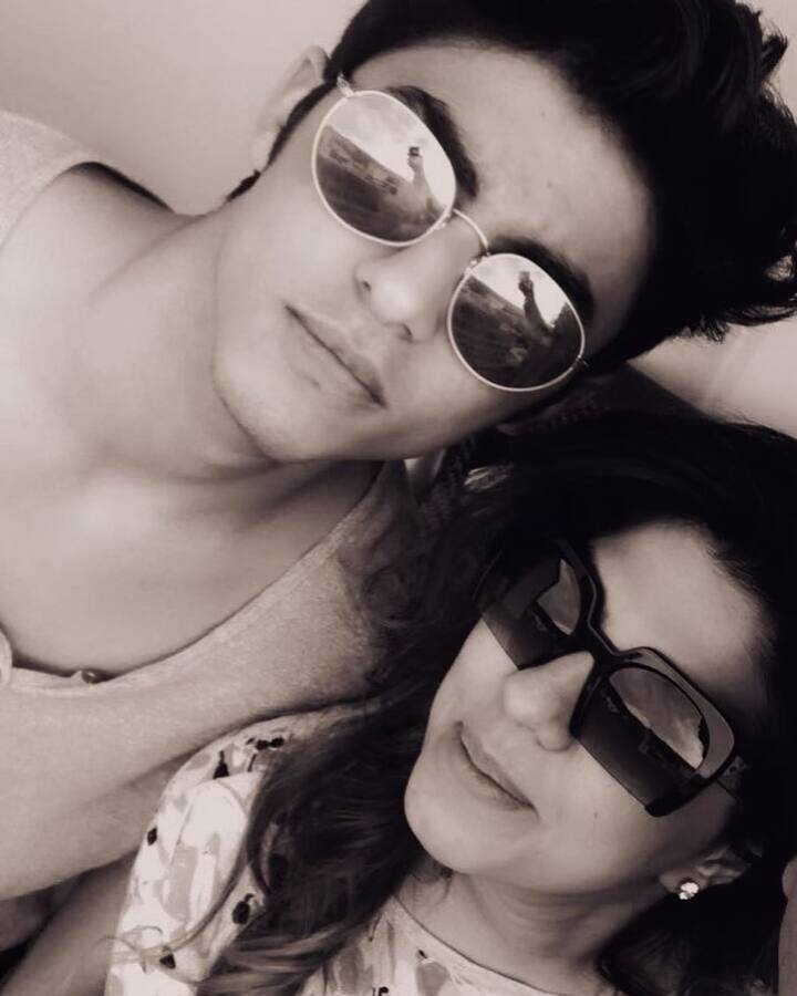 वहीं खबरों की माने तो पूजा ने शाहरुख खान की फिल्म ’चेन्नई एक्सप्रेस’ में बतौर प्रोड्यूसर भी काम किया था.