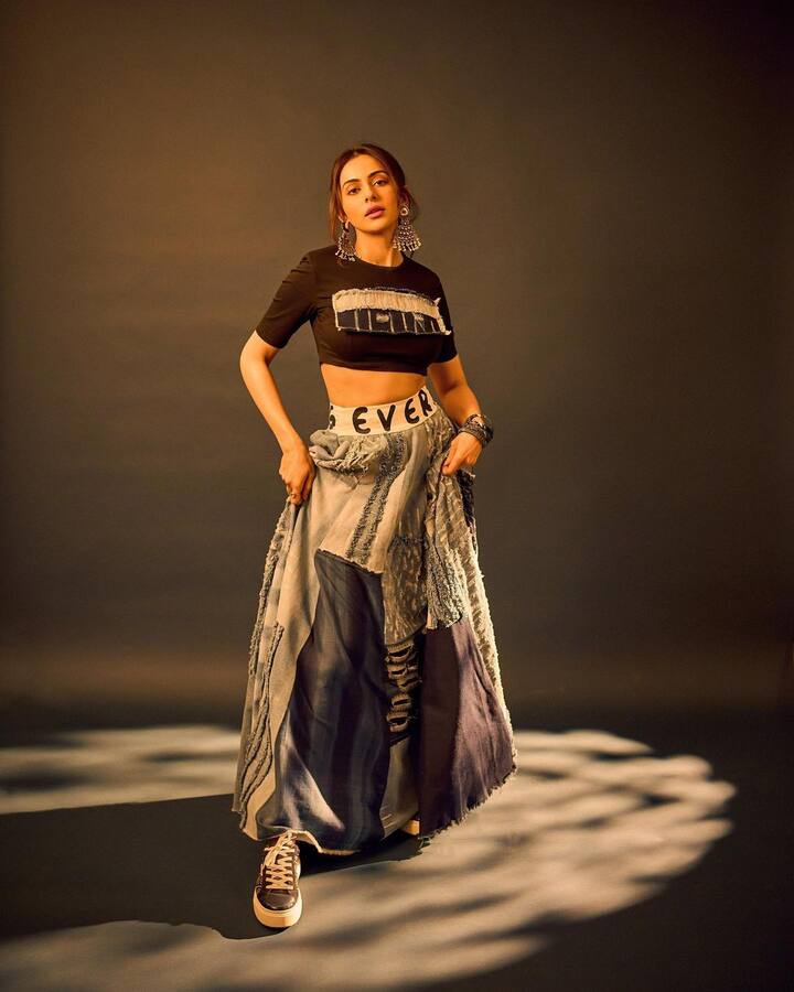 ताज्या फोटोंमध्ये, रकुलने काळ्या रंगाचा क्रॉप टॉप आणि लांब डेनिम स्कर्ट घातलेला दिसत आहे, ज्याची प्रिंट अगदी वेगळी आणि वेगळी आहे. (फोटो सौजन्य :rakulpreet/इंस्टाग्राम)