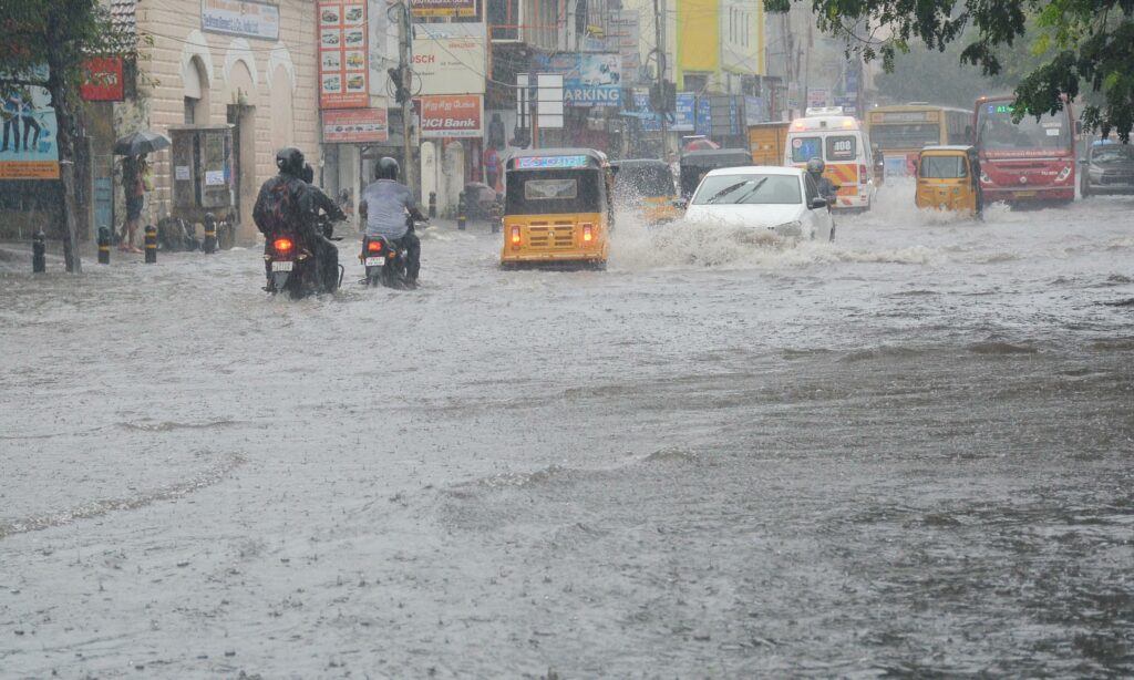 TN Rain  : அலுவலகம் செல்வோரின் அவசர கவனத்திற்கு...! அடுத்த 2 மணிநேரம் எங்கே கொட்டப்போகுது மழை..?