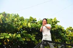 'મન્નત'ની બહાર હાથ ફેલાવી.... માથું ઝૂકાવીને Shah Rukh Khanને આ રીતે ફેન્સનો આભાર માન્યો, જુઓ Photos