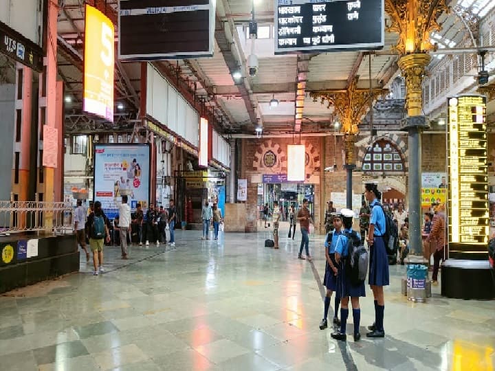 महाराष्ट्र के मुंबई के छत्रपति शिवाजी महाराज टर्मिनस का नाम भी रेलवे की सबसे साफ रेलवे स्टेशनों की लिस्ट में शामिल है. रेलवे ने अपनी ट्वीट के जरिए रेलवे स्टेशन की खास तस्वीर शेयर की हैं.