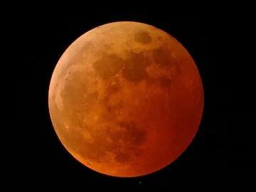 Lunar Eclipse: শুধু এই বছরেরই নয়, আগামী তিন বছরের জন্য এটিই শেষ পূর্ণগ্রাস চন্দ্রগ্রহণ হতে চলেছে। কারণ এরপরে ২০২৫ সালের ১৪ মার্চ আবার পূর্ণগ্রাস চন্দ্রগ্রহণ দেখা যাবে।