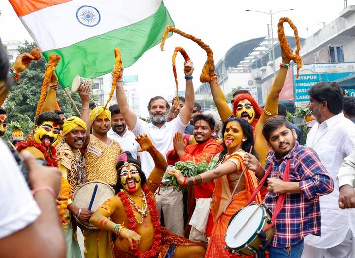 বনালু উৎসবের শিল্পীদের সঙ্গে মেতে উঠতে দেখা গিয়েছে রাহুলকে। সব ছবি: কংগ্রেসের টুইটার হ্যান্ডেল এবং পিটিআই