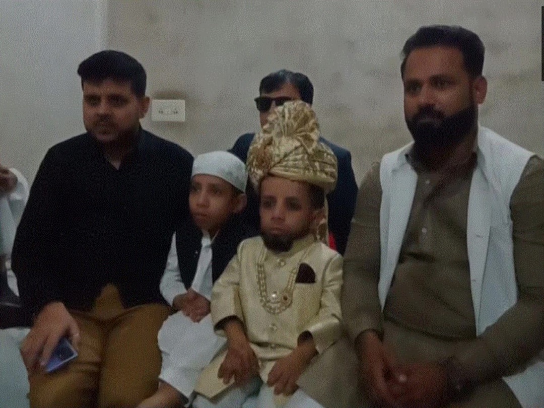 WATCH 2.3 Foot Tall Man From UP Who Wanted To Invite PM Modi And CM Yogi To His Wedding Gets Married WATCH: 2.3-Foot Tall Man From UP, Who Wanted To Invite PM Modi And CM Yogi To His Wedding, Gets Married