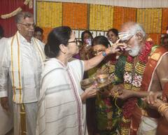 Mamata's Chennai Visit: সেন্ডা মেলমে বোল তুললেন মমতা, নিজের হাতে বাজালেন দক্ষিণি বাদ্যযন্ত্র