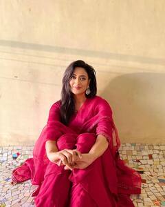 Shweta Tiwari: રાણી કલરના ડ્રેસમાં શ્વેતા તિવારીએ પોસ્ટ કરી તસવીરો, લોકોએ કરી આવી કોમેન્ટ્સ