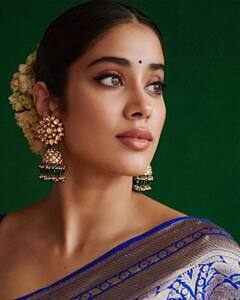 Janhvi Kapoor Pics: बनारसी साड़ी में जाह्नवी कपूर में दिखी श्रीदेवी की झलक, झुमके, गजरे ने लगाया हुस्न में चार चांद