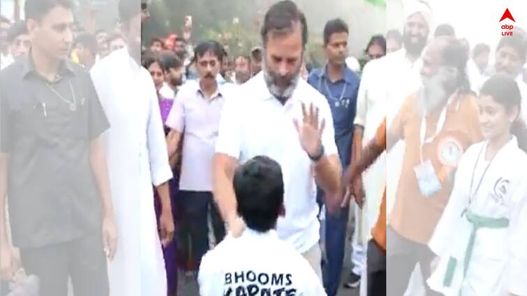 Bharat Jodo Yatra Congress Twitter Handle Shares Video of Rahul Gandhi Corrects Child's Martial Art Technique Bharat Jodo Yatra: মার্শাল আর্টে নিখুঁত ঘুষি কীভাবে? হাতেকলমে শেখালেন রাহুল