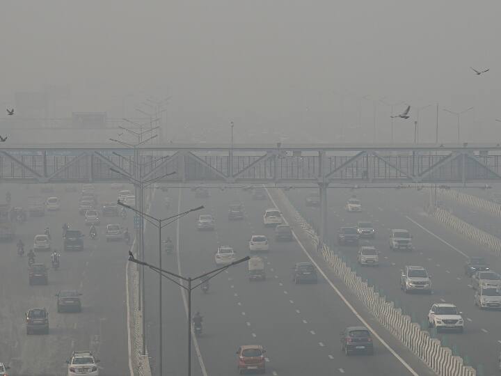 Delhi NCR Air quality increased Now Entry of commercial vehicle banned due to pollution ANN Delhi Pollution: दिल्ली में ट्रकों की एंट्री सहित इन चीजों पर लगी रोक, गोपाल राय ने कल बुलाई हाई लेवल बैठक
