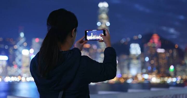 अच्छी लाइट, सही ऐंगल और पर्फेक्ट पोज देने से अच्छी फोटोज आती हैं. आपके कैमरे की तेज फ्लैशलाइट आपके चेहरे की उन सभी चीजों को हाइलाइट कर सकती है जो आपको नहीं पसंद हैं. ऐसे में नैचरल लाइट में तस्वीरें क्लिक कराएं