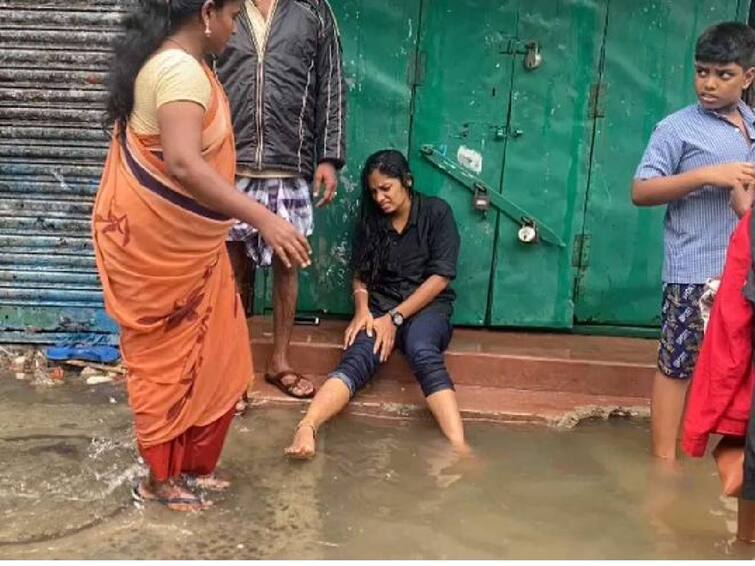 chennai perambur women falls into open manhole and pedestrians rush for help திறந்து கிடந்த பாதாள சாக்கடையில் விழுந்த இளம்பெண், பெரம்பூரில் பரபரப்பு..