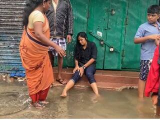 chennai perambur women falls into open manhole and pedestrians rush for help திறந்து கிடந்த பாதாள சாக்கடையில் விழுந்த இளம்பெண், பெரம்பூரில் பரபரப்பு..