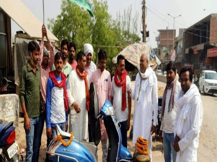 जौनपुर में कांग्रेस पार्टी के कार्यकर्ताओं ने महंगाई के विरोध के तौर पर स्कूटी और सिलिंडर का माल्यार्पण किया. पेट्रोल और गैस सिलेंडर के बढ़ते दामों के कारण कांग्रेस की जिला इकाई ने यह प्रदर्शन किया था.