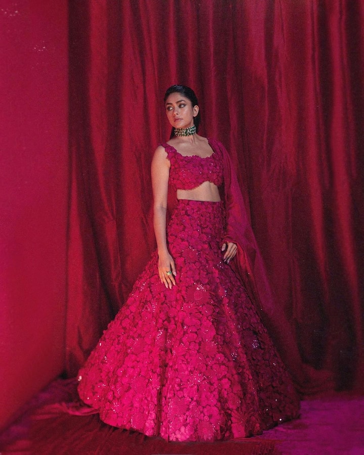 अभिनेत्री मृणाल ठाकूरने केवळ इंडस्ट्रीतच नाही तर प्रेक्षकांच्या हृदयातही स्वतःसाठी एक खास स्थान निर्माण केले आहे.(फोटो सौजन्य :mrunalthakur/इंस्टाग्राम)