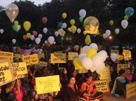 टीचर्स का नौकरी मांगने का ये अनोखा तरीका देखकर आप हैरान रह जाएंगे. यह विरोध प्रदर्शन चंडीगढ़ में किया गया था जिसमें शिक्षकों ने 647 टीजीटी और 728 जेबीटी की भर्ती को औपचारिक मंजूरी देने की मांग रखी थी. इस प्रदर्शन की अनोखी बात यह रही कि उन्होंने गुब्बारों पर अपनी मांगें लिखकर मानव संसाधन विकास मंत्रालय और वित्त मंत्रालय के नाम उसे हवा में छोड़ा.