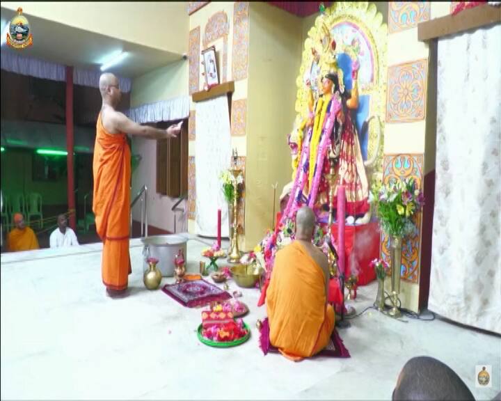 আজ জগদ্ধাত্রী পুজোর দশমী। রীতি মেনে সকালে বেলুড়ের সারদা পীঠে শুরু হয় দশমী পুজো।