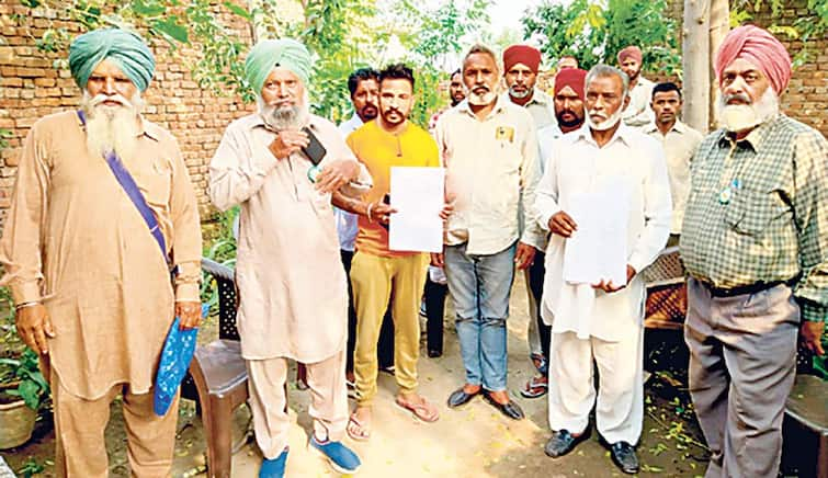 Ludhiana News: Villagers surrounded the team that went to demolish the houses built on panchayat land Ludhiana News: ਪੰਚਾਇਤੀ ਜ਼ਮੀਨ ’ਤੇ ਬਣਾਏ ਘਰ ਢਾਹੁਣ ਗਈ ਟੀਮ ਨੂੰ ਪਿੰਡ ਵਾਲਿਆਂ ਘੇਰਿਆ