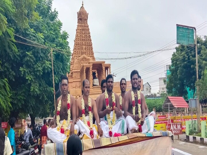 சதயவிழா: ராஜராஜ சோழன் சிலைக்கு தஞ்சை மாவட்ட கலெக்டர்  மாலை அணிவித்து மரியாதை