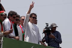 Photo : पाकिस्तानचे माजी पंतप्रधान इम्रान खान यांच्यावर गोळीबार, हल्लेखोर अटकेत