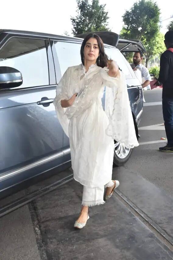 બૉલીવુડ એક્ટ્રેસ જ્હાન્વી કપૂર (Janhvi Kapoor) આજકાલ પોતાની અપકમિંગ ફિલ્મ ‘મિલી’ને લઇને ખુબ ચર્ચામાં છે. આ ફિલ્મમાં જ્હાન્વી કપૂર ‘મિલી’ નામની એક 24 વર્ષની નર્સિંગ ગ્રેજ્યૂએટ છોકરીનુ પાત્ર નિભાવી રહી છે, અને તેનુ સપનુ છે કે તે વિદેશ જઇને નોકરી કરે અને તેનુ આ સપનુ સાચુ પણ થવાનુ છે. ત્યારે તે પોતાની ઓફિસના ફ્રિઝર રૂમમાં ફંસાઇ જાય છે, જેનુ ટેમ્પરેચર માઇનસમાં છે. જ્હાન્વીની ફિલ્મ મિલી 4 નવેમ્બરે રિલીઝ થઇ રહી છે.