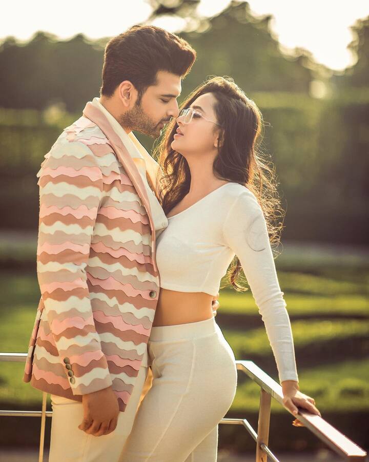 दोन्ही स्टार्स कॅमेऱ्यात इंटेन्स लूक दाखवत आहेत. या फोटोंना चाहत्यांमध्ये खूप पसंती दिली जात आहे.(फोटो सौजन्य : tejasswiprakash/इंस्टाग्राम)
