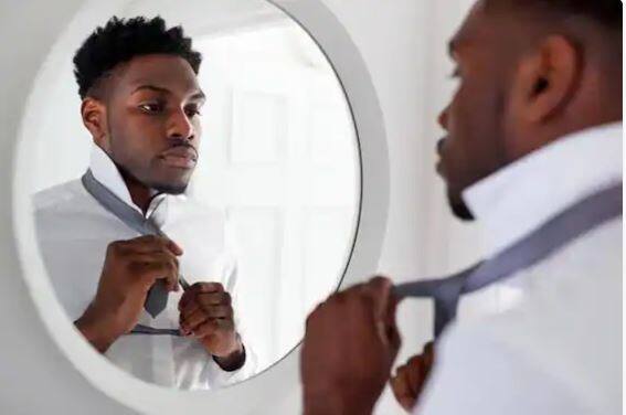 ਜੋ ਤਸਵੀਰ ਤੁਸੀਂ ਹਰ ਰੋਜ਼ ਸ਼ੀਸ਼ੇ ਵਿੱਚ ਦੇਖਦੇ ਹੋ ਉਸਨੂੰ ਅਸਲੀ ਅਤੇ ਸੁੰਦਰ ਮੰਨਿਆ ਜਾਂਦਾ ਹੈ। ਅਜਿਹੇ 'ਚ ਕੈਮਰੇ 'ਚ ਆਪਣੀ ਤਸਵੀਰ ਦੇਖ ਕੇ ਤੁਹਾਨੂੰ ਲੱਗਦਾ ਹੈ ਕਿ ਇਹ ਘੱਟ ਫੋਟੋਜੈਨਿਕ ਹੈ। ਫੋਟੋਆਂ ਨੂੰ ਸੁੰਦਰ ਬਣਾਉਣ ਵਿੱਚ ਚਿਹਰੇ ਦੀ ਸਮਰੂਪਤਾ ਵੀ ਮਹੱਤਵਪੂਰਨ ਭੂਮਿਕਾ ਨਿਭਾਉਂਦੀ ਹੈ। ਅਜਿਹੀ ਸਥਿਤੀ ਵਿੱਚ ਜੇਕਰ ਤੁਹਾਡਾ ਚਿਹਰਾ ਸਮਰੂਪ ਨਹੀਂ ਹੈ ਤਾਂ ਤੁਹਾਨੂੰ ਆਪਣੀਆਂ ਸਪੱਸ਼ਟ ਤਸਵੀਰਾਂ ਕਈ ਵਾਰ ਪਸੰਦ ਨਹੀਂ ਆਉਣਗੀਆਂ।