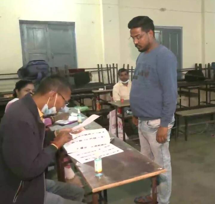 तेलंगाना के मुनुगोडे में विधानसभा उपचुनाव के लिए वोट डालें गए हैं.