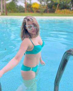 ब्लू वॉटर में जब बिकिनी पहनकर उतरीं Urvashi Dholakia, 'कमोलिका' की एक-एक अदा ने गदर काट दिया