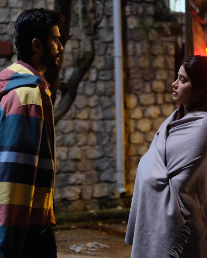 ‘मिली’ में अभिनेता मनोज पाहवा और सनी कौशल हैं. सनी कौशल के साथ जान्हवी के कई रोमांटिक सीन भी फिल्माए गए हैं.