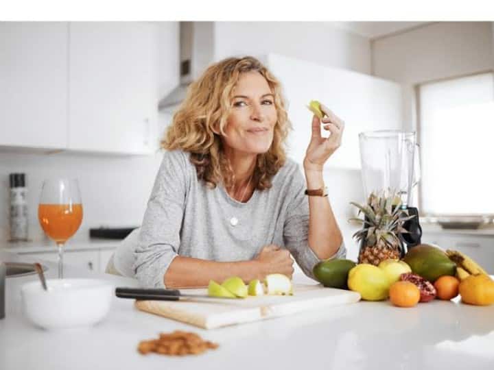 health tips Important Nutrients vitamins and minerals for women according to age ​Women Health: महिलाओं में उम्र के साथ बदलती  रहती है विटामिन और मिनरल्स की जरूरत, समझें कैसे