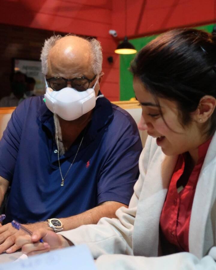 बोनी कपूर इस फिल्म को प्रोड्यूस कर रहे हैं, तस्वीरें शेयर करते हुए जाह्नवी कपूर ने कैप्शन दिया,