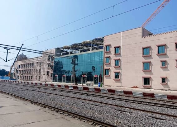 Ayodhya Railway Station: मन मोह लेगी अयोध्‍या रेलवे स्‍टेशन की ये खूबसूरत तस्‍वीरें, एयरपोर्ट की तरह आता है नजर