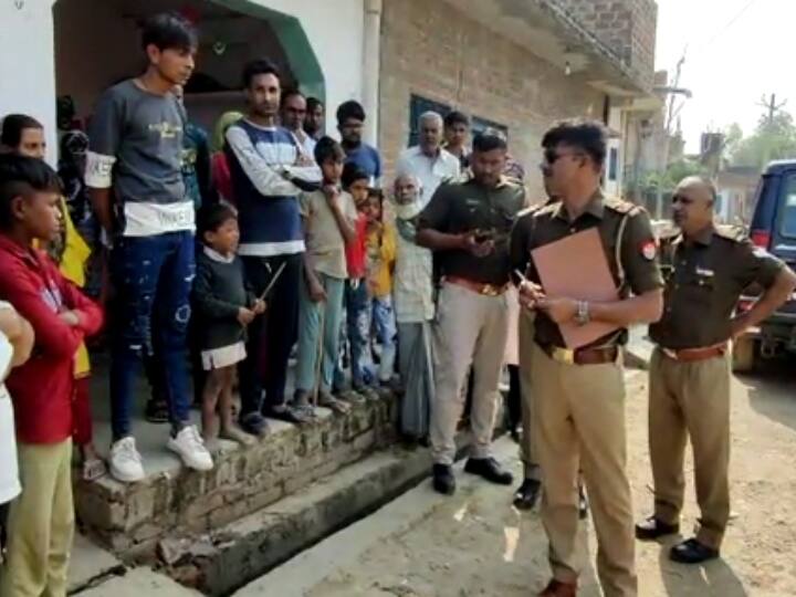 Fatehpur Uttar Pradesh middle aged man dies after fight between two parties police registered case ANN Fatehpur News: मोबाइल चार्जर बदलने को लेकर दो पक्षों में मारपीट, छुड़ाने गए शख्स को पीटकर मार डाला